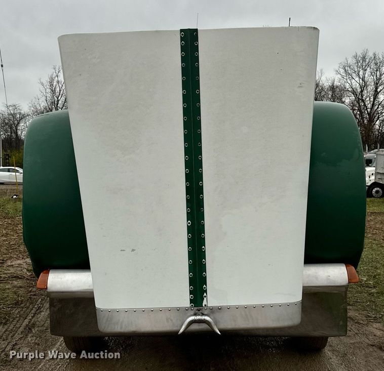 image for item DT2224 2000 Peterbilt 379 semi truck