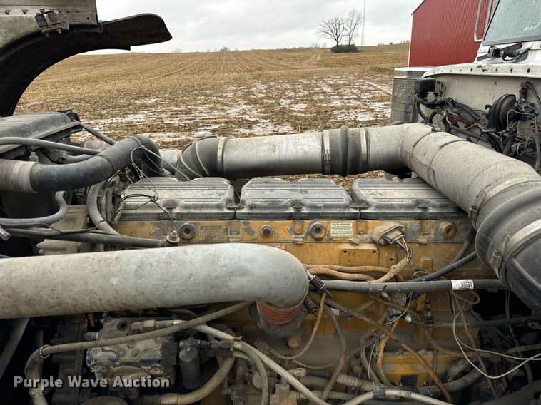 image for item DT2224 2000 Peterbilt 379 semi truck