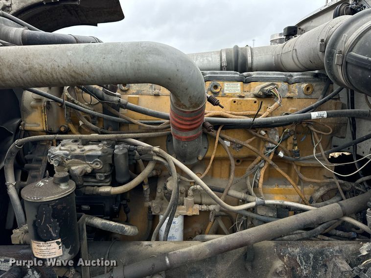 image for item DT2224 2000 Peterbilt 379 semi truck