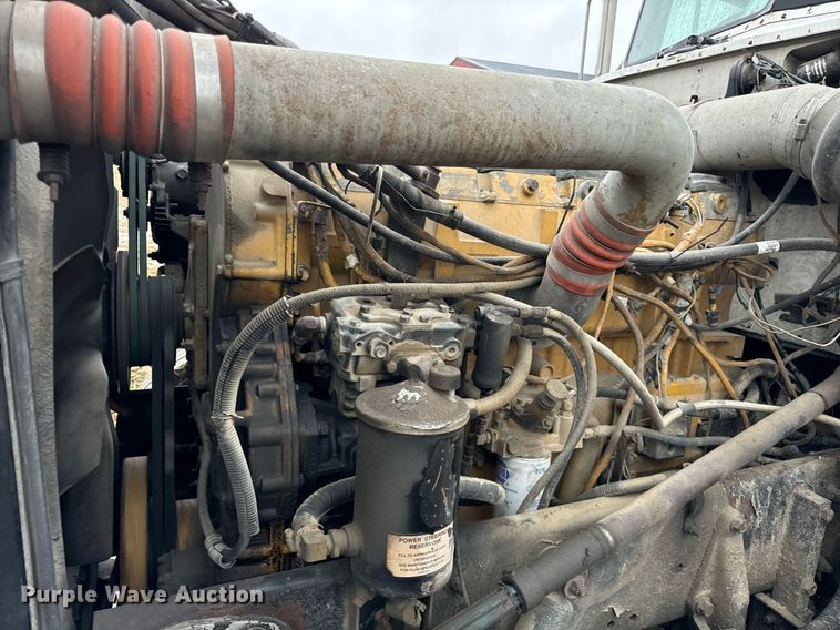 image for item DT2224 2000 Peterbilt 379 semi truck