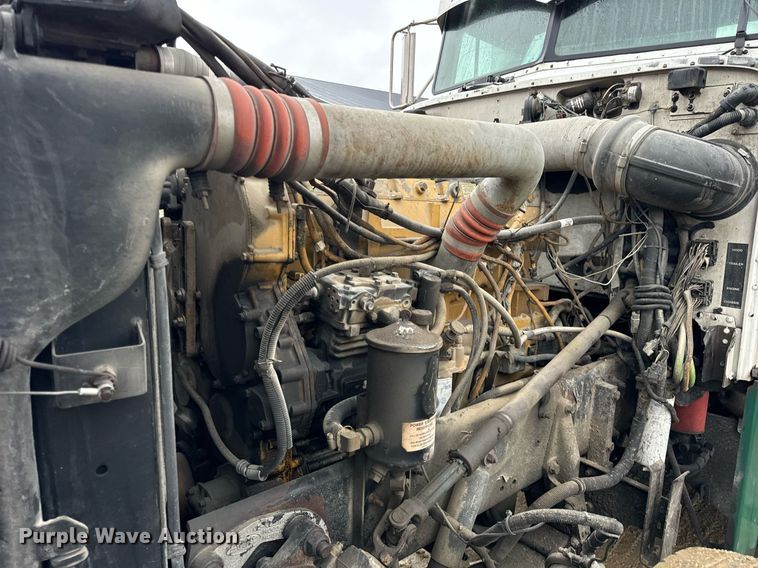 image for item DT2224 2000 Peterbilt 379 semi truck