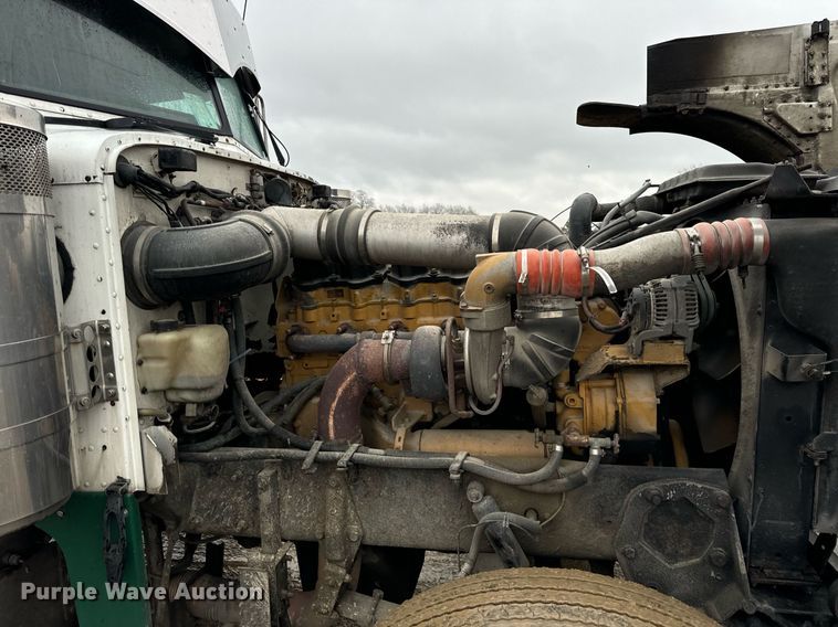 image for item DT2224 2000 Peterbilt 379 semi truck