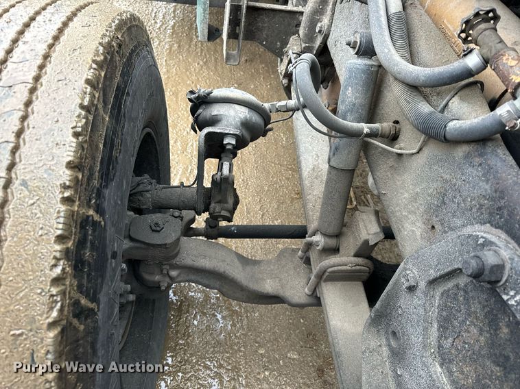 image for item DT2224 2000 Peterbilt 379 semi truck