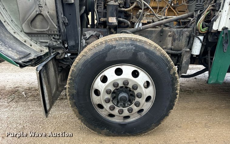 image for item DT2224 2000 Peterbilt 379 semi truck