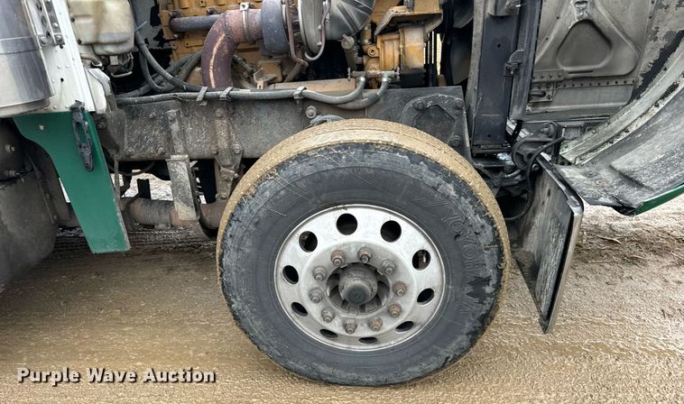 image for item DT2224 2000 Peterbilt 379 semi truck