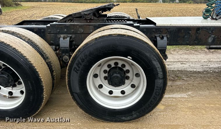 image for item DT2224 2000 Peterbilt 379 semi truck