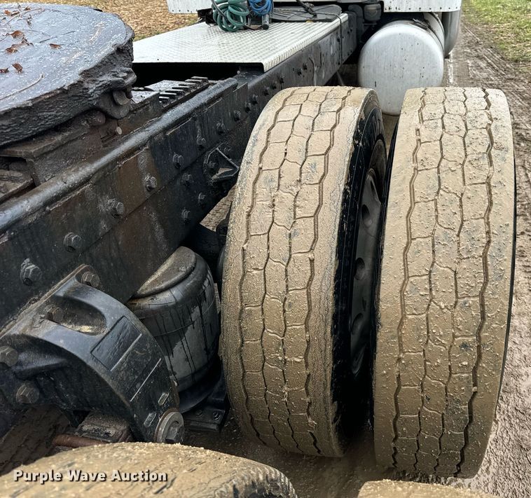 image for item DT2224 2000 Peterbilt 379 semi truck