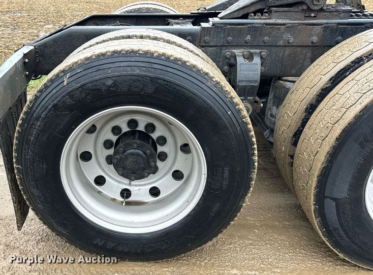 image for item DT2224 2000 Peterbilt 379 semi truck