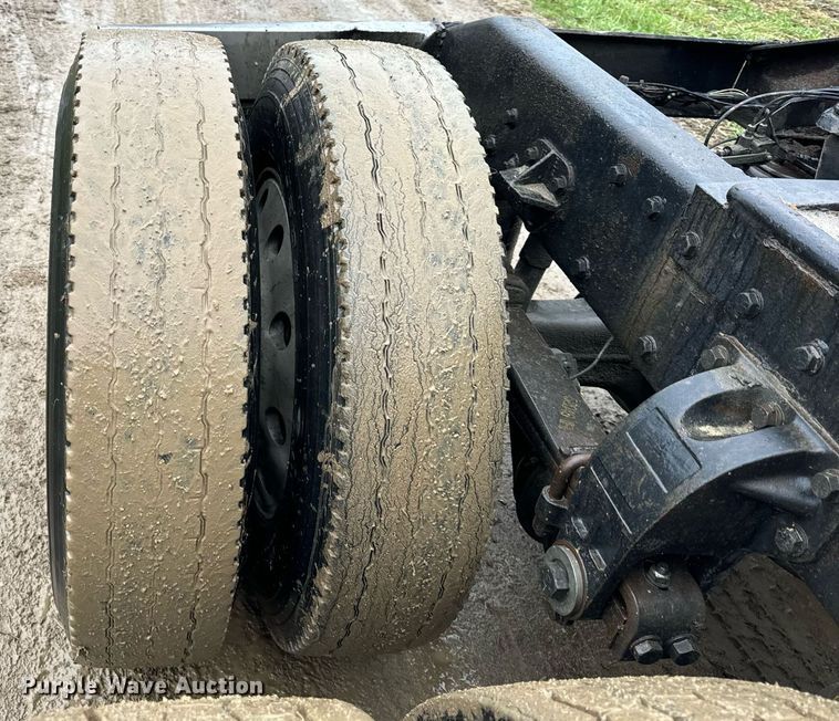 image for item DT2224 2000 Peterbilt 379 semi truck