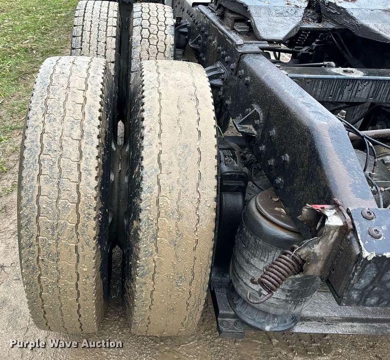 image for item DT2224 2000 Peterbilt 379 semi truck