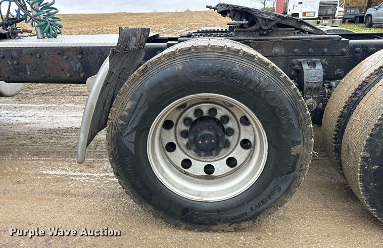 image for item DT2224 2000 Peterbilt 379 semi truck