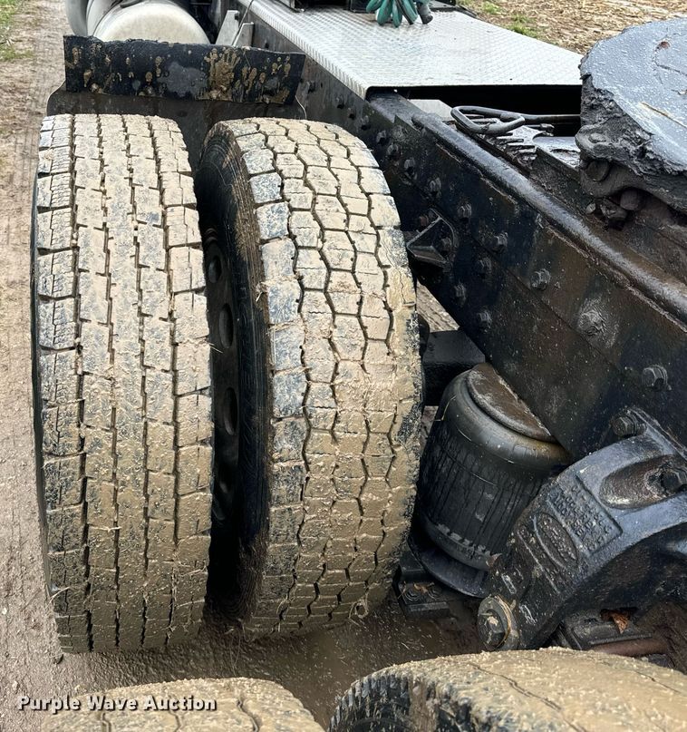 image for item DT2224 2000 Peterbilt 379 semi truck