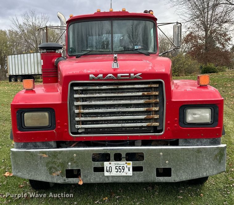 image for item DT2247 1998 Mack RD688S semi truck