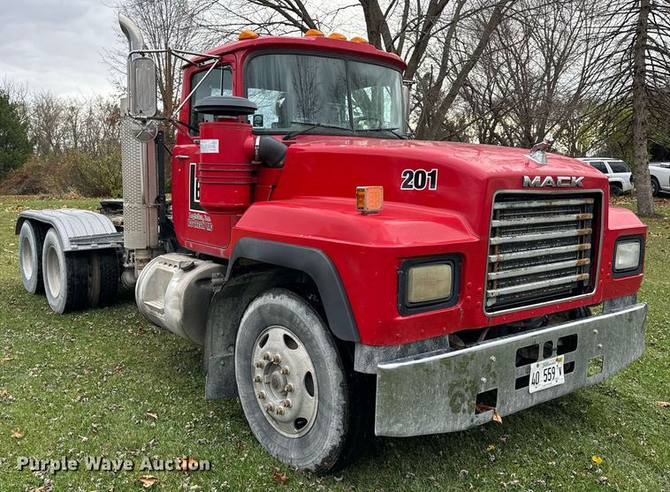 image for item DT2247 1998 Mack RD688S semi truck