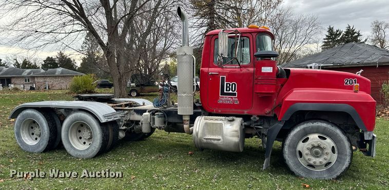 image for item DT2247 1998 Mack RD688S semi truck