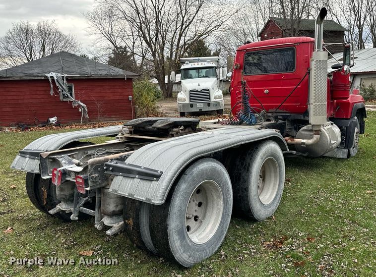 image for item DT2247 1998 Mack RD688S semi truck