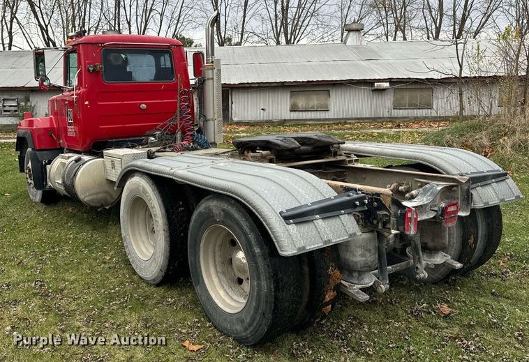 image for item DT2247 1998 Mack RD688S semi truck