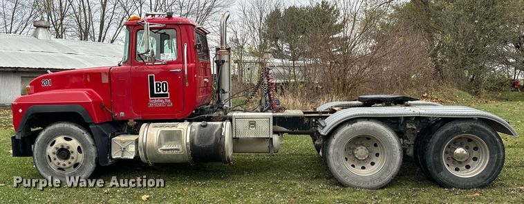 image for item DT2247 1998 Mack RD688S semi truck