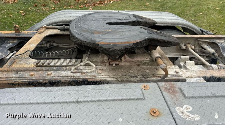 image for item DT2247 1998 Mack RD688S semi truck