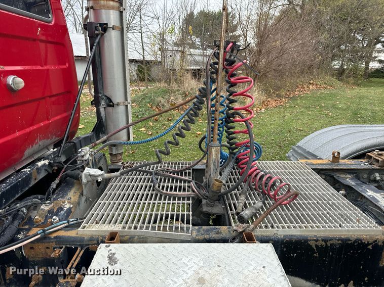 image for item DT2247 1998 Mack RD688S semi truck