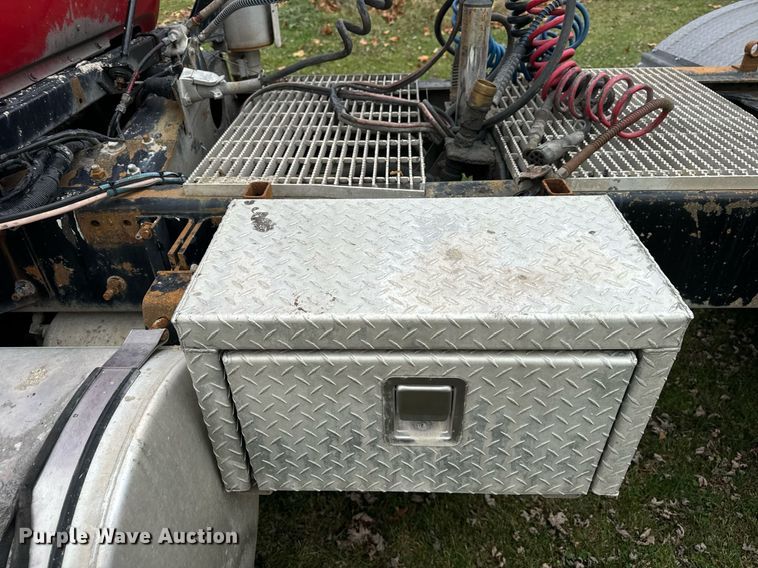 image for item DT2247 1998 Mack RD688S semi truck