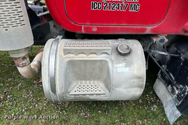 image for item DT2247 1998 Mack RD688S semi truck