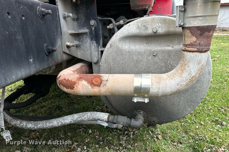 image for item DT2247 1998 Mack RD688S semi truck