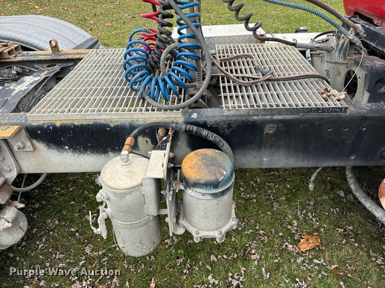 image for item DT2247 1998 Mack RD688S semi truck