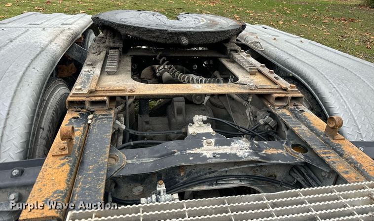 image for item DT2247 1998 Mack RD688S semi truck