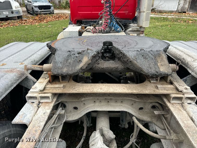 image for item DT2247 1998 Mack RD688S semi truck