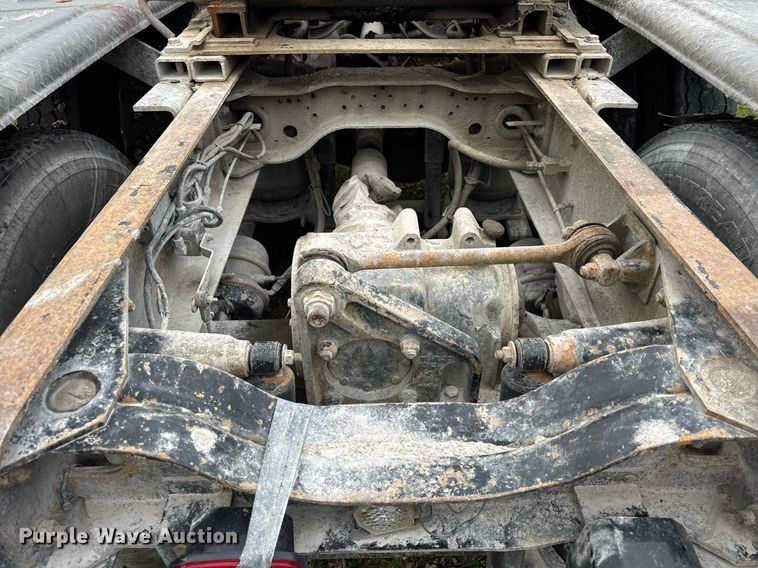 image for item DT2247 1998 Mack RD688S semi truck