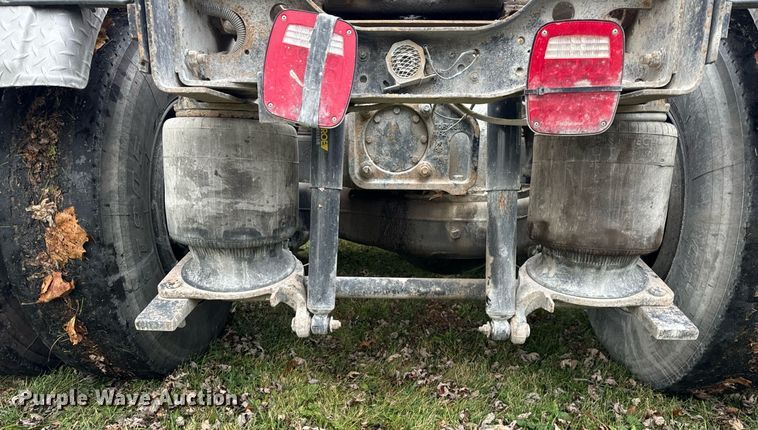 image for item DT2247 1998 Mack RD688S semi truck