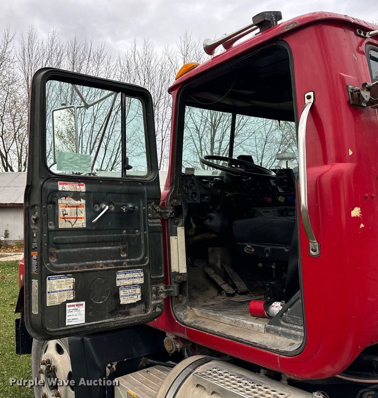 image for item DT2247 1998 Mack RD688S semi truck