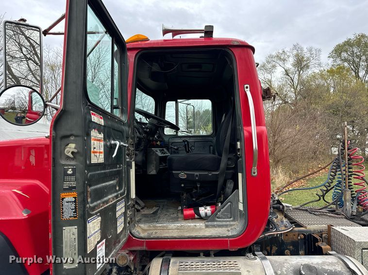 image for item DT2247 1998 Mack RD688S semi truck