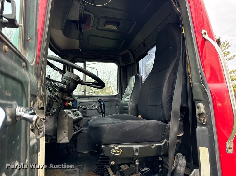 image for item DT2247 1998 Mack RD688S semi truck