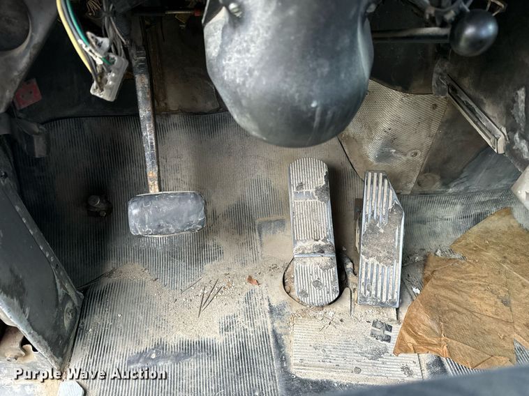 image for item DT2247 1998 Mack RD688S semi truck