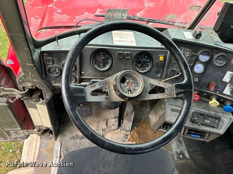 image for item DT2247 1998 Mack RD688S semi truck