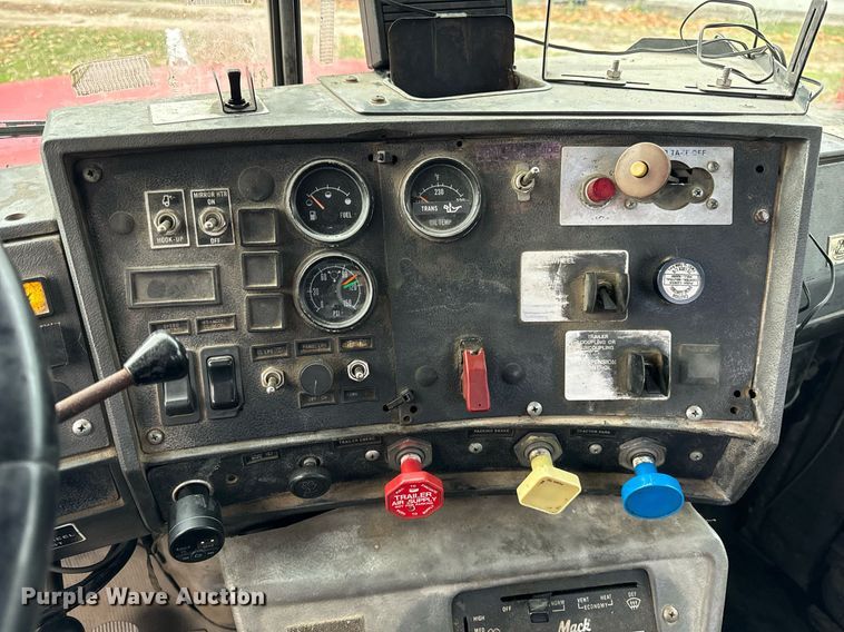 image for item DT2247 1998 Mack RD688S semi truck