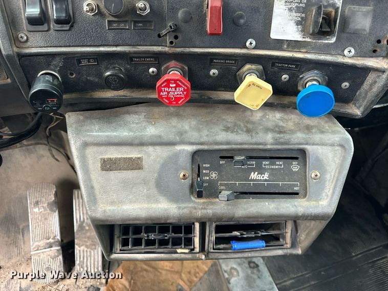 image for item DT2247 1998 Mack RD688S semi truck