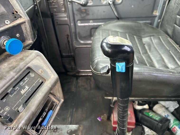 image for item DT2247 1998 Mack RD688S semi truck