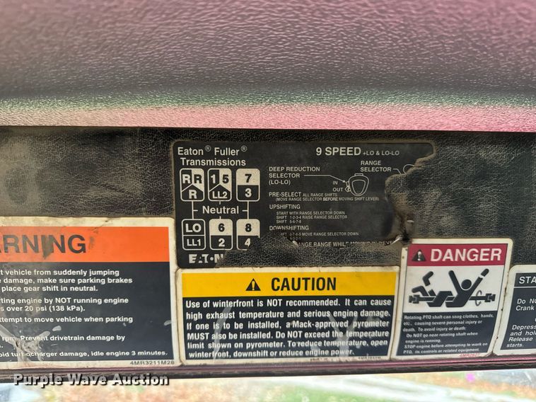 image for item DT2247 1998 Mack RD688S semi truck