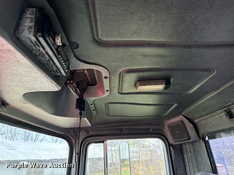 image for item DT2247 1998 Mack RD688S semi truck