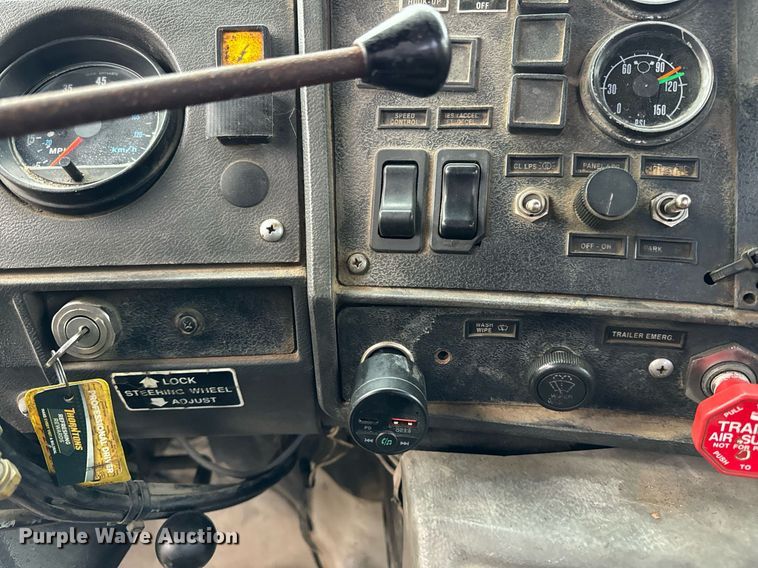 image for item DT2247 1998 Mack RD688S semi truck