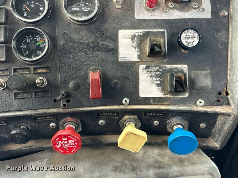 image for item DT2247 1998 Mack RD688S semi truck