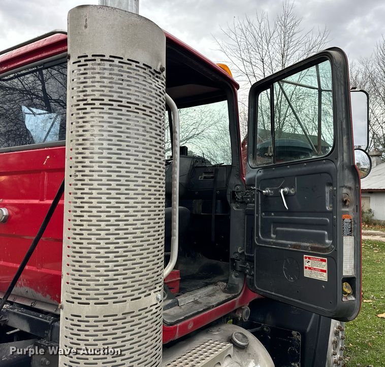 image for item DT2247 1998 Mack RD688S semi truck