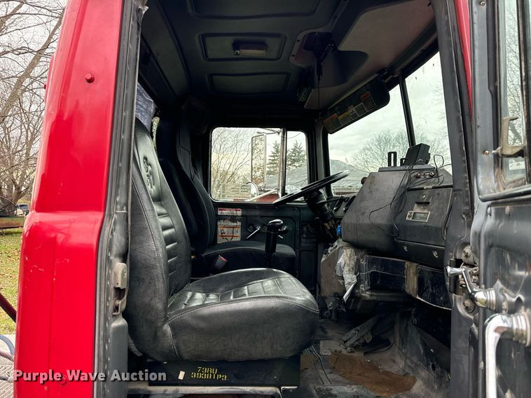 image for item DT2247 1998 Mack RD688S semi truck