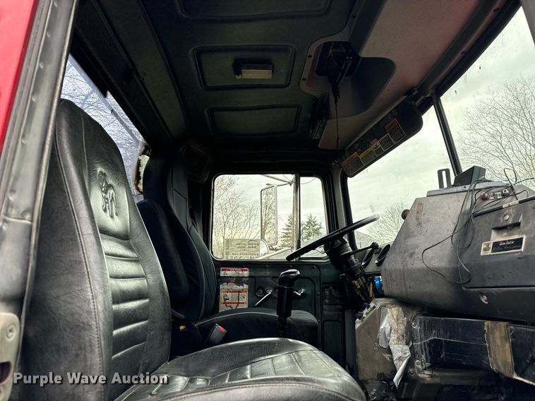 image for item DT2247 1998 Mack RD688S semi truck