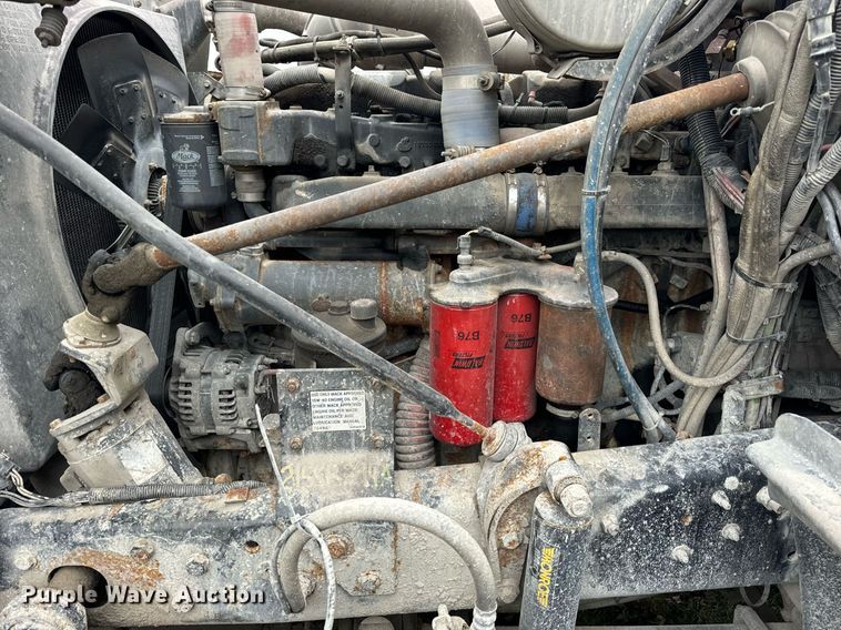 image for item DT2247 1998 Mack RD688S semi truck