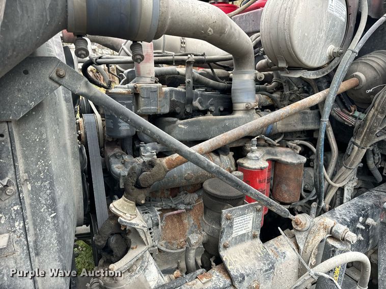 image for item DT2247 1998 Mack RD688S semi truck