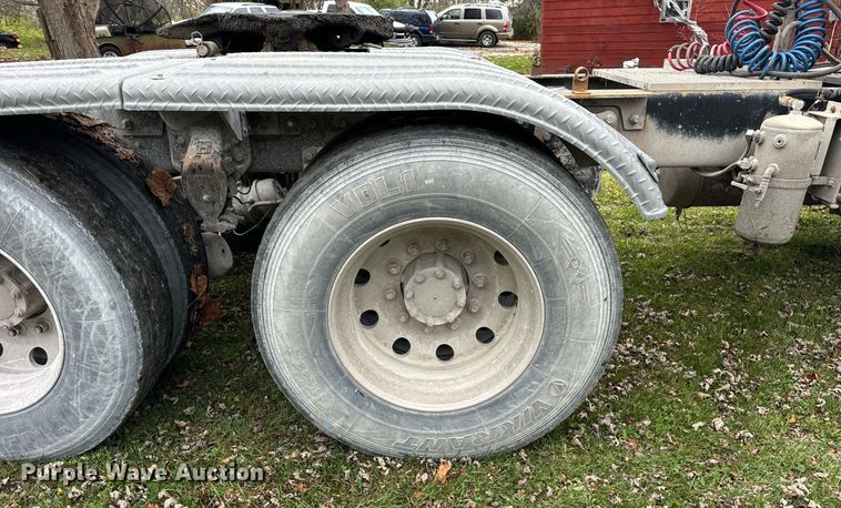 image for item DT2247 1998 Mack RD688S semi truck